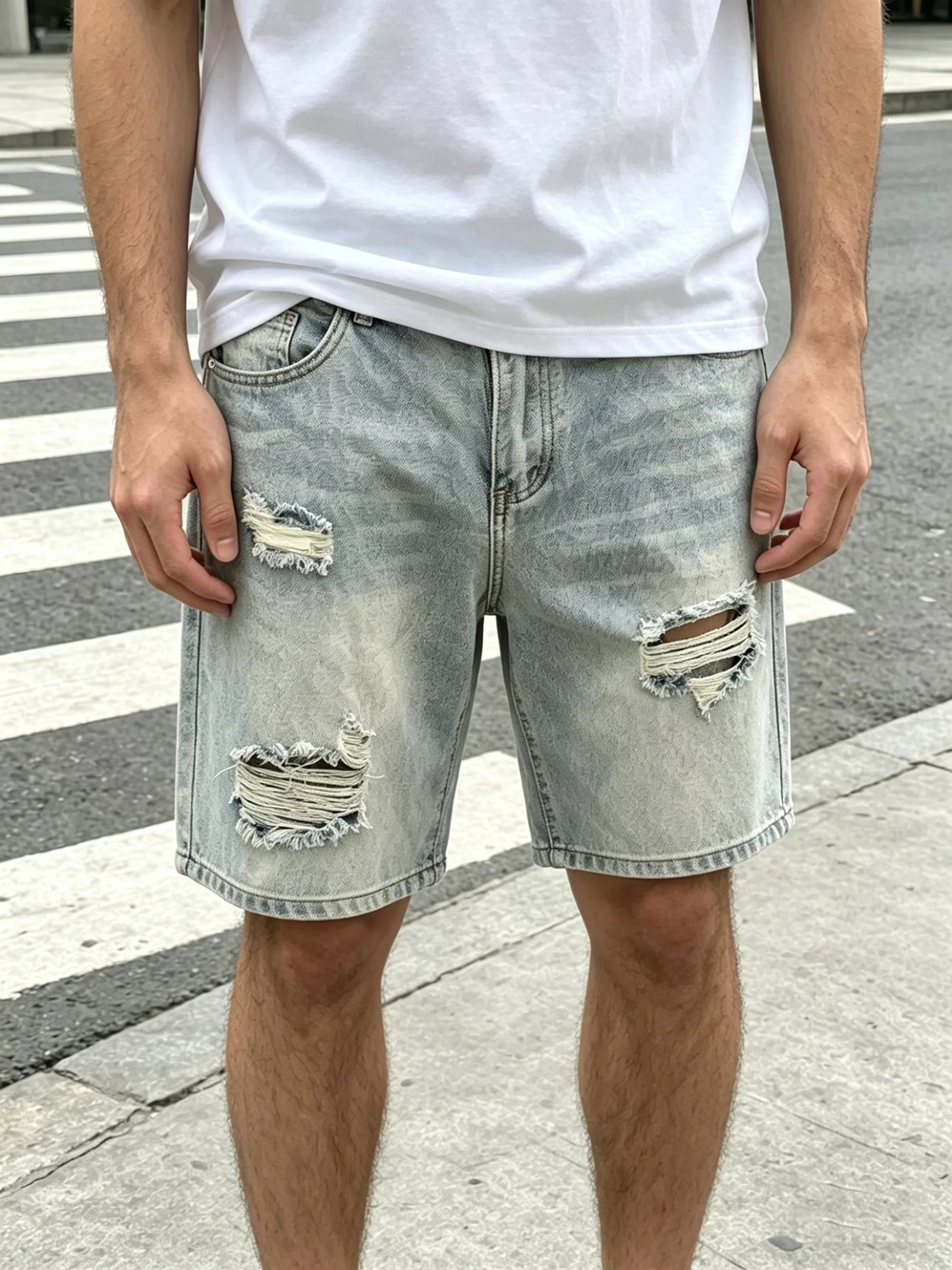 Bermudas Jeans com Lavagem Clara Detalhes Rasgados
