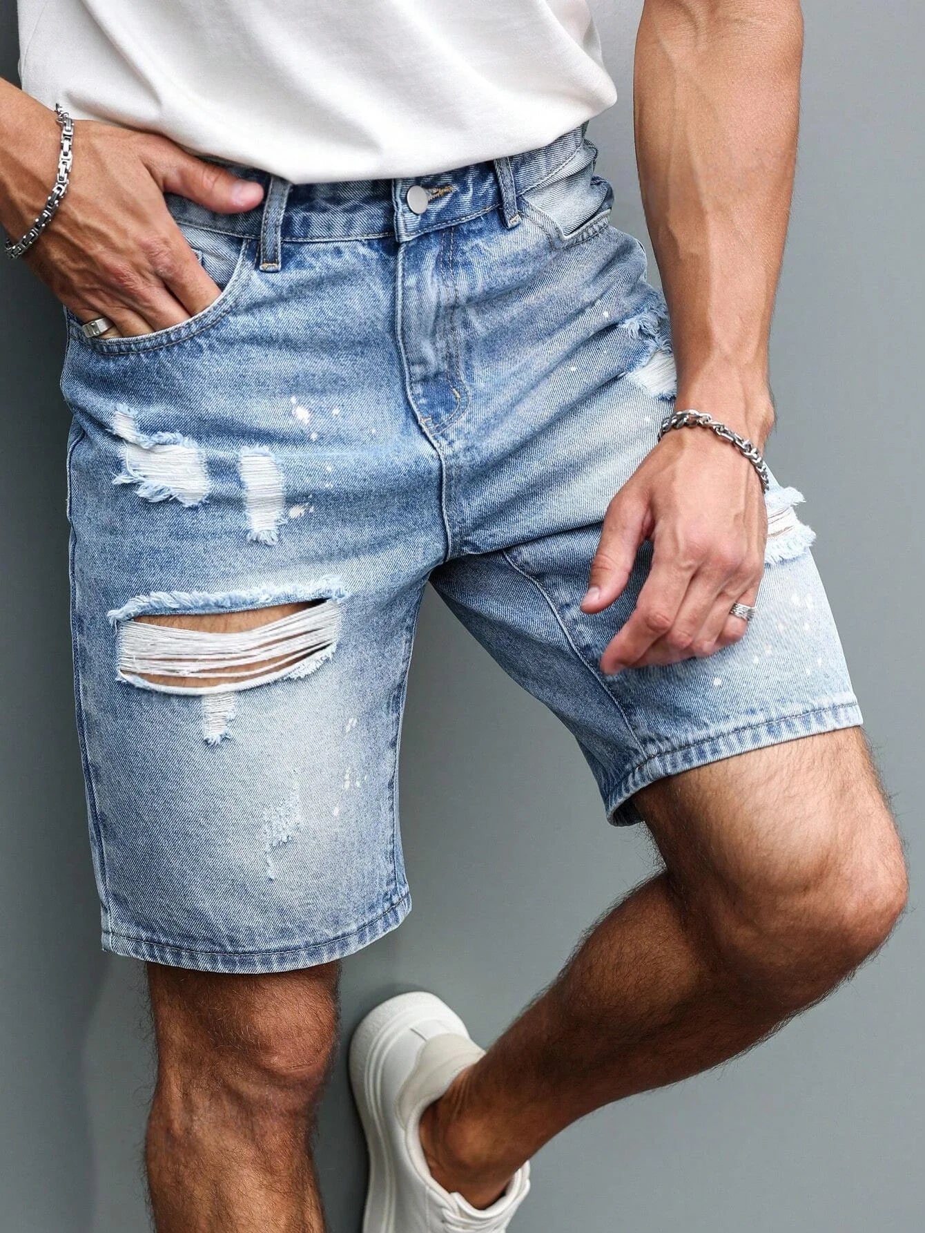 Bermuda Jeans Azul Claro com Lavagem Estonada