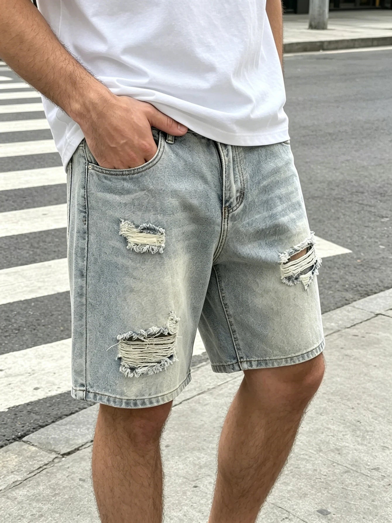 Bermudas Jeans com Lavagem Clara Detalhes Rasgados