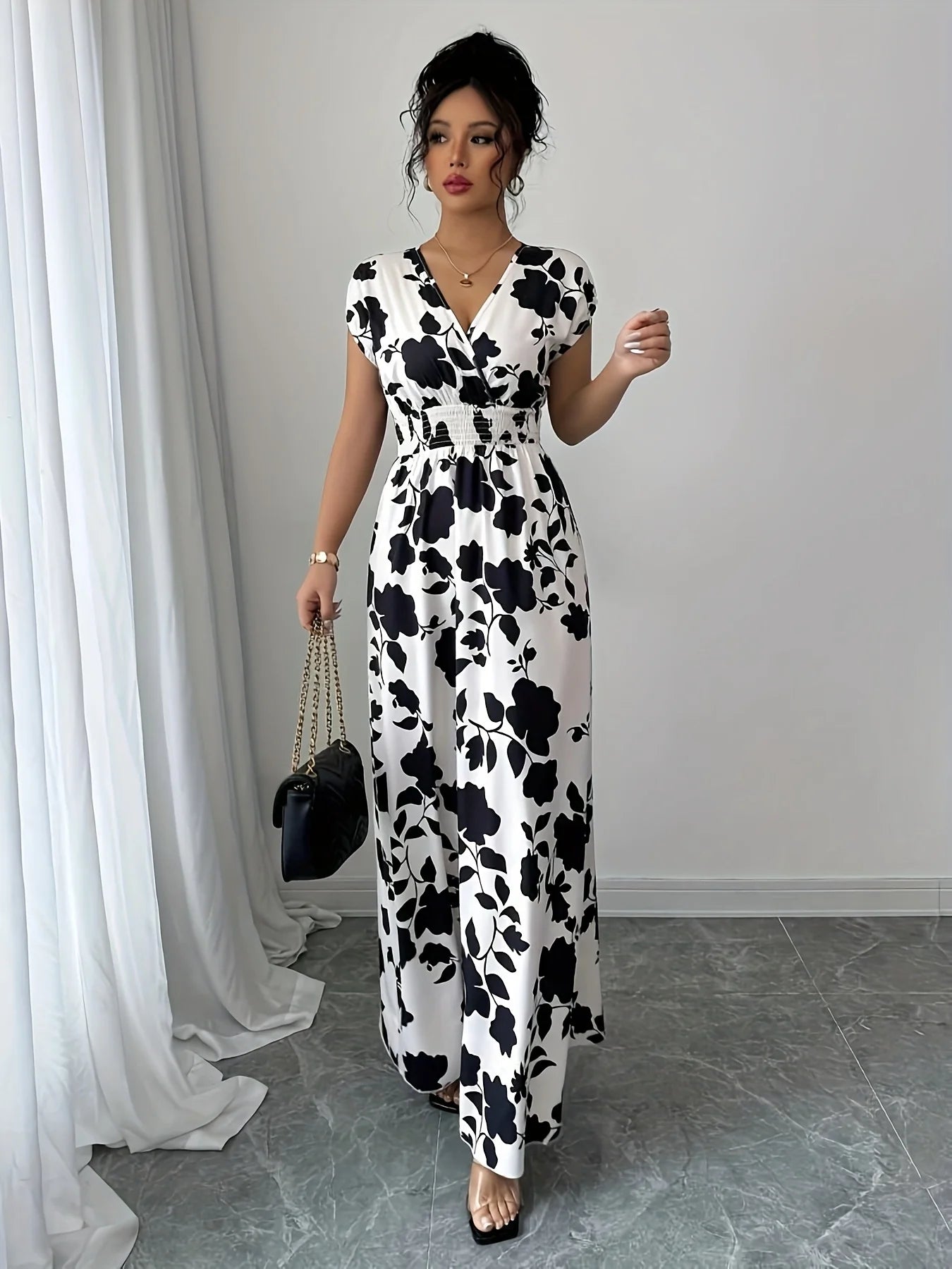 Vestido Elegante com Estampa Floral em Preto e Branco
