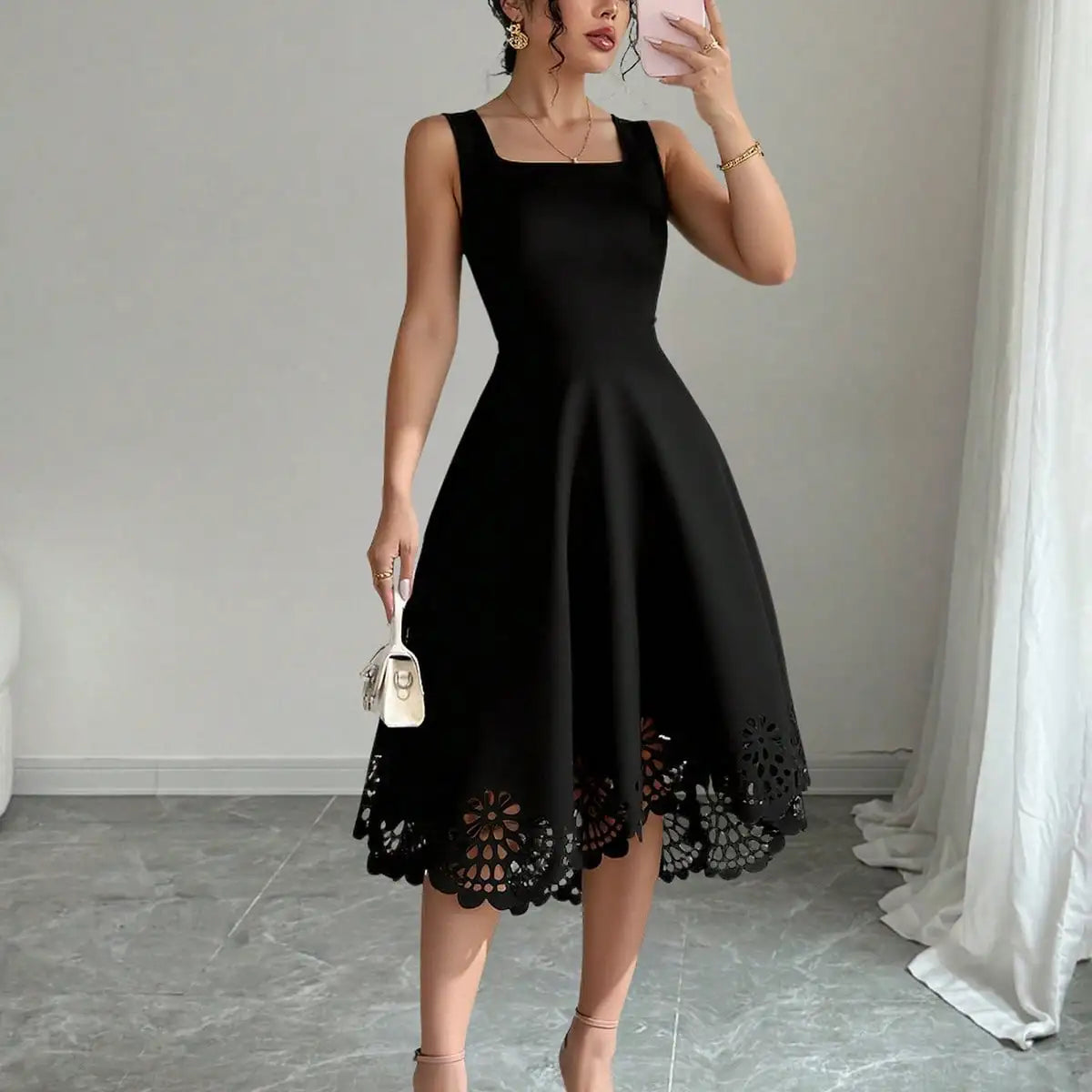 Vestido Preto com Renda e Decote Quadrado