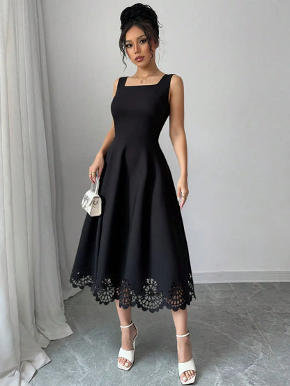 Vestido Preto com Renda e Decote Quadrado