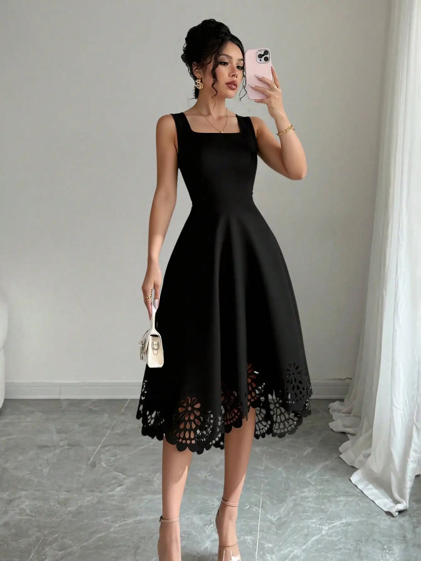 Vestido Preto com Renda e Decote Quadrado