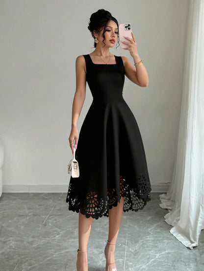 Vestido Preto com Renda e Decote Quadrado