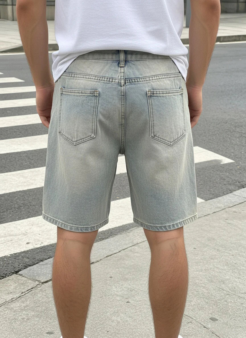 Bermudas Jeans com Lavagem Clara Detalhes Rasgados