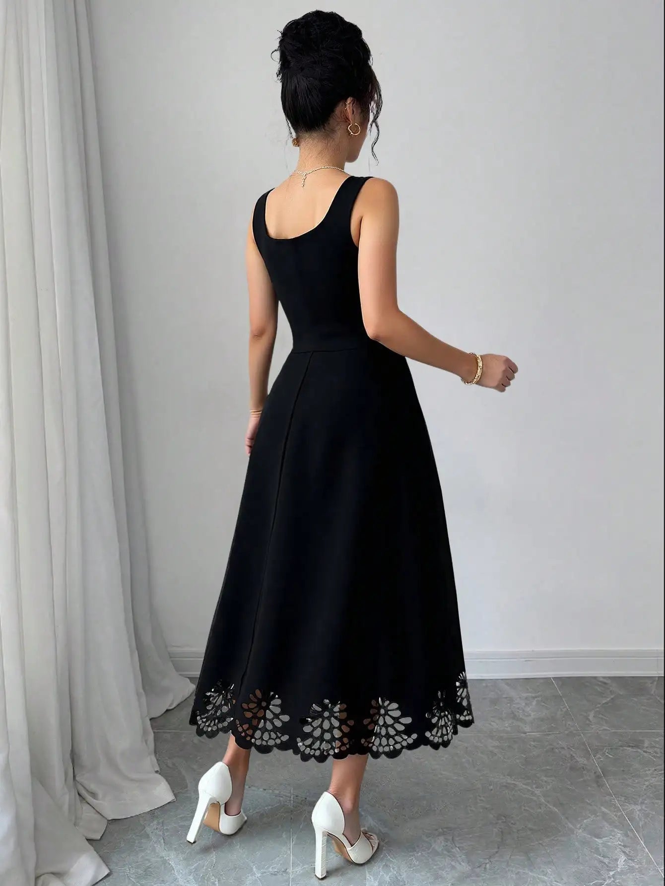 Vestido Preto com Renda e Decote Quadrado