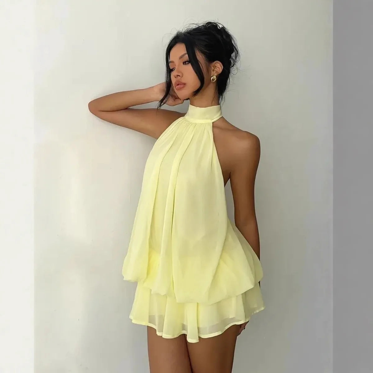 Vestido Feminino com Gola Halter e Costas Abertas