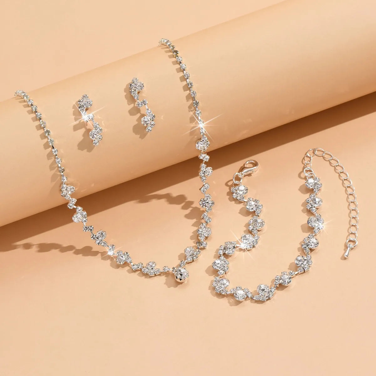Conjunto de três peças: colar, brincos e pulseira de strass brilhantes