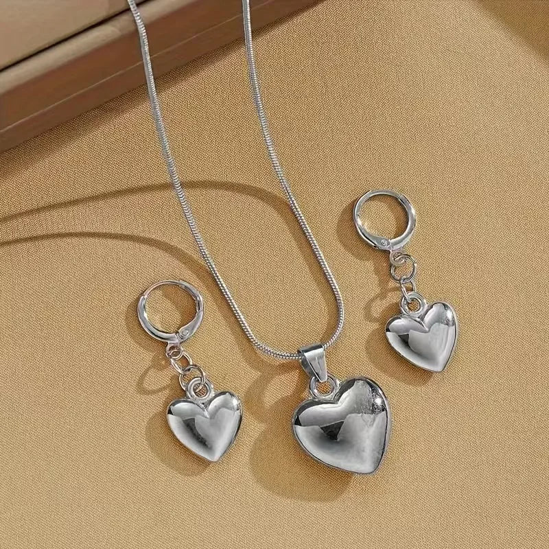 Conjunto de colar com pingente de coração e brincos