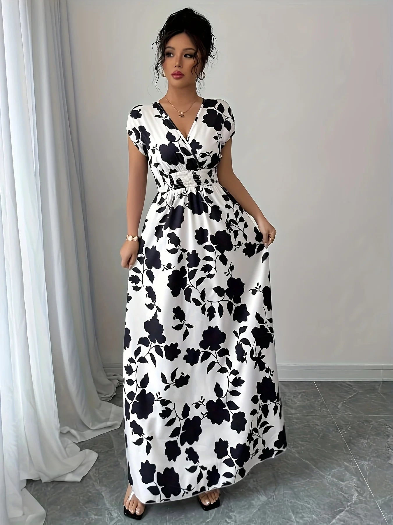 Vestido Elegante com Estampa Floral em Preto e Branco