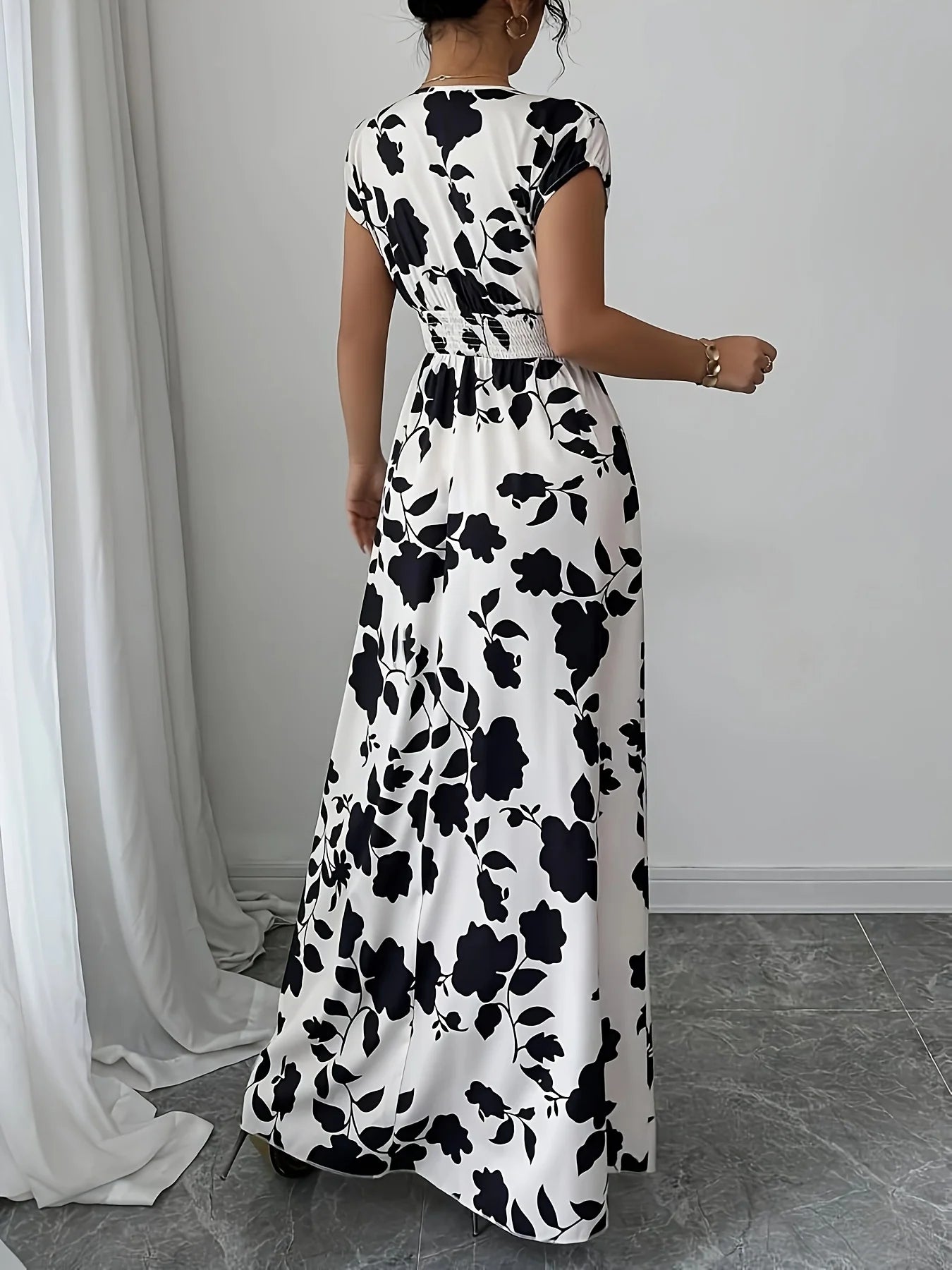 Vestido Elegante com Estampa Floral em Preto e Branco