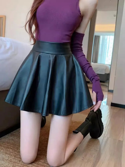 Saia Curta de Couro Sintético (Faux Leather)