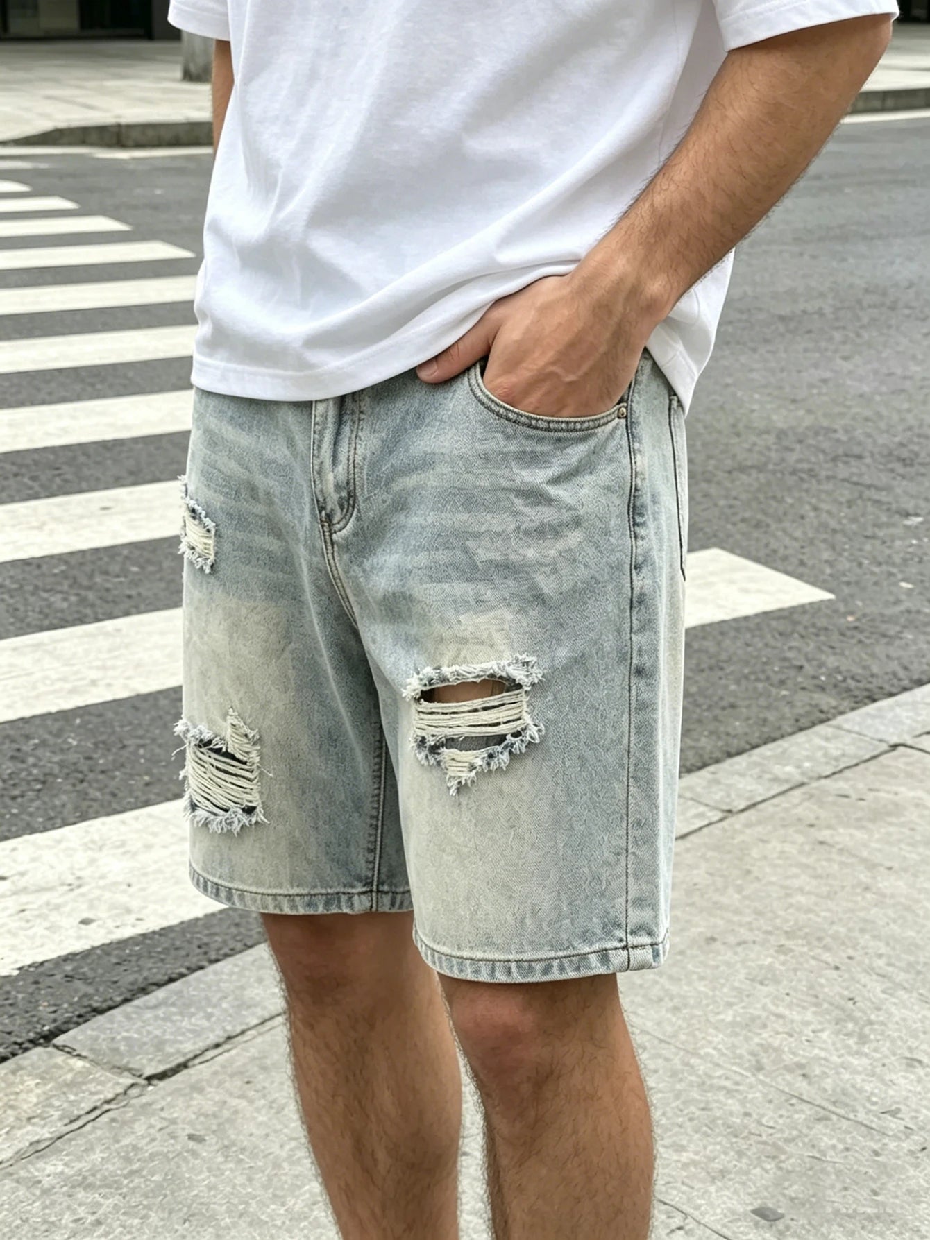 Bermudas Jeans com Lavagem Clara Detalhes Rasgados