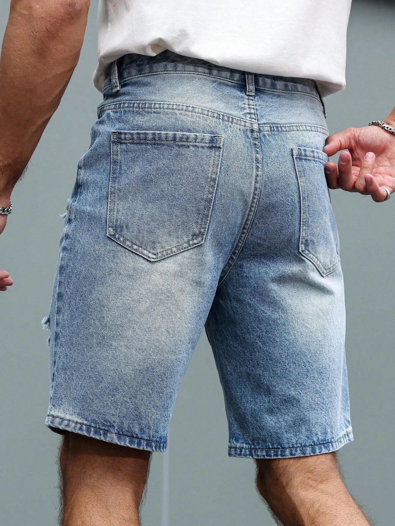 Bermuda Jeans Azul Claro com Lavagem Estonada