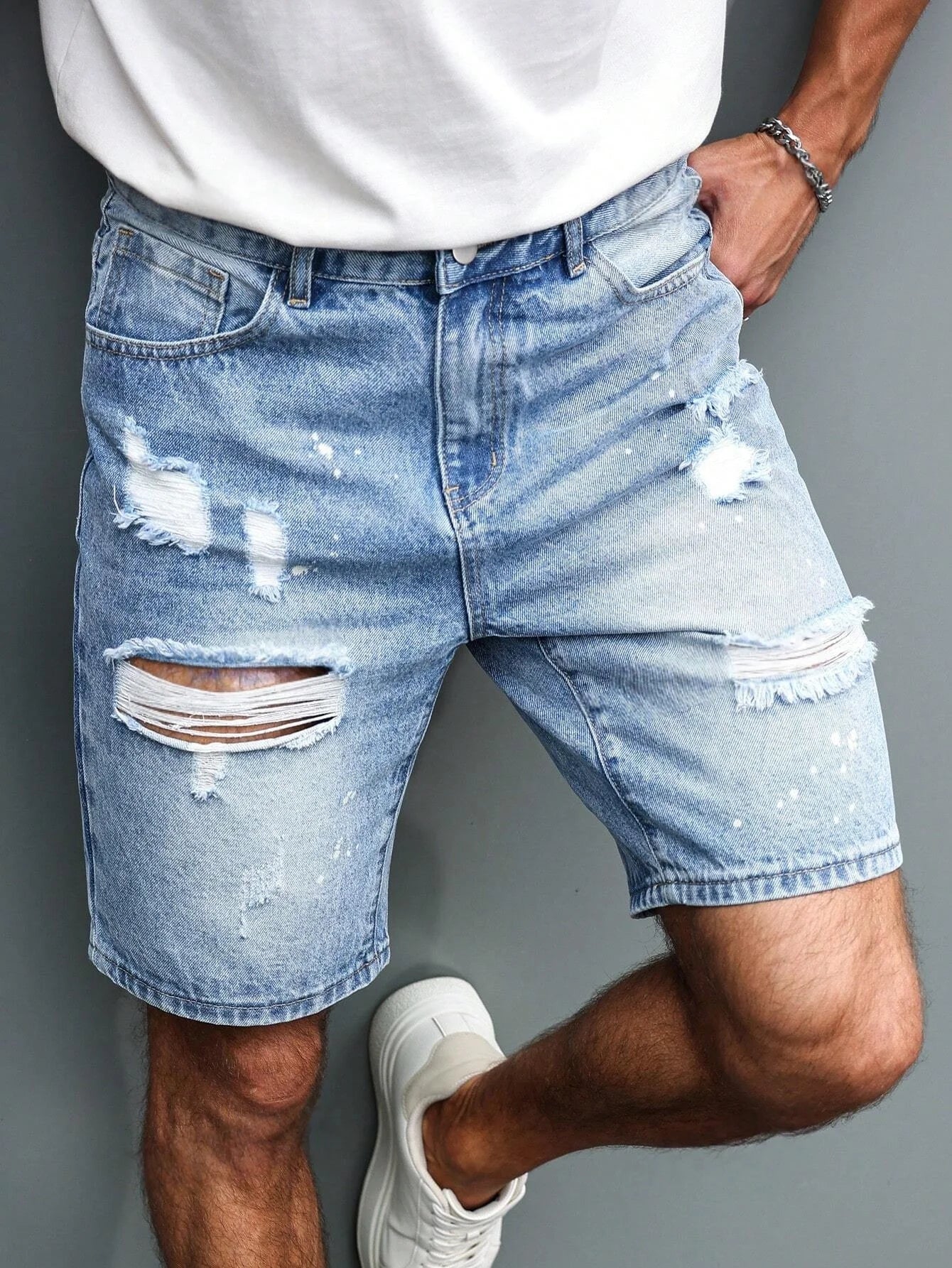 Bermuda Jeans Azul Claro com Lavagem Estonada