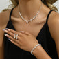 Conjunto de três peças: colar, brincos e pulseira de strass brilhantes