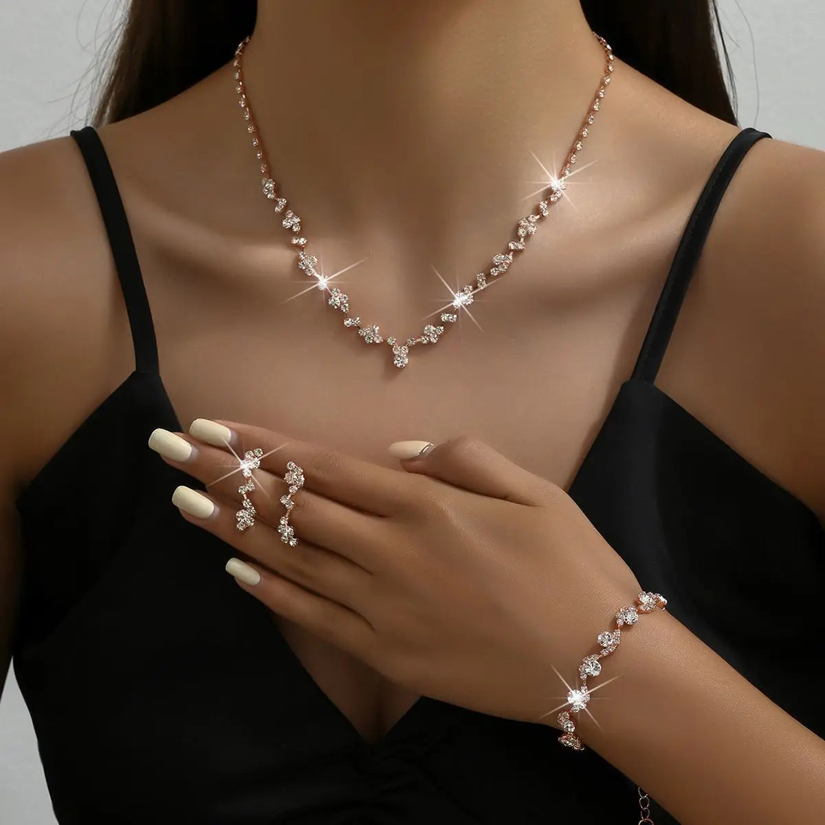 Conjunto de três peças: colar, brincos e pulseira de strass brilhantes
